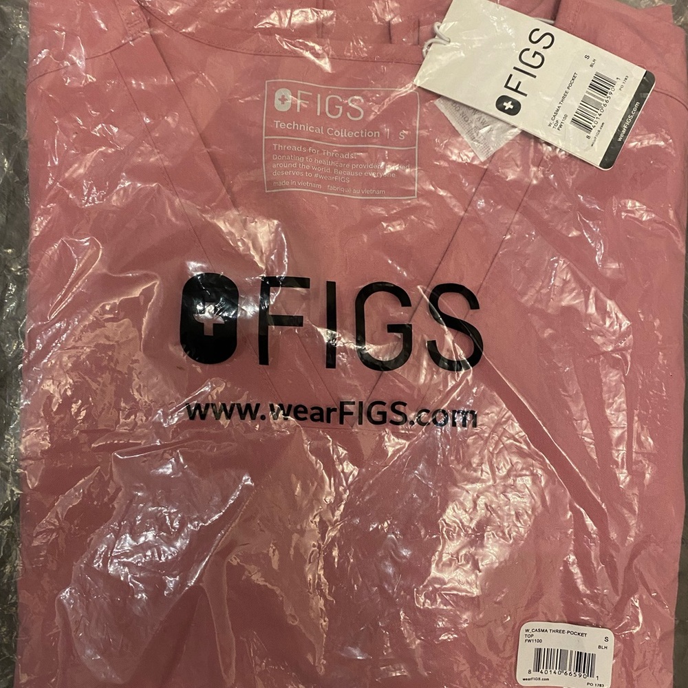 Brand new in bag figs 3 pocket top
